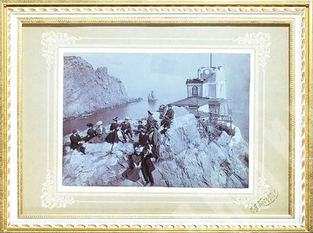 Коган С. Я. Ласточкино гнездо (до реконструкции). Групповая фотография. 1907.