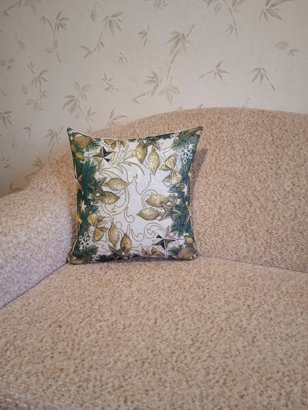 Декоративный гобеленовый чехол для интерьерной подушки Нарядная 38*38