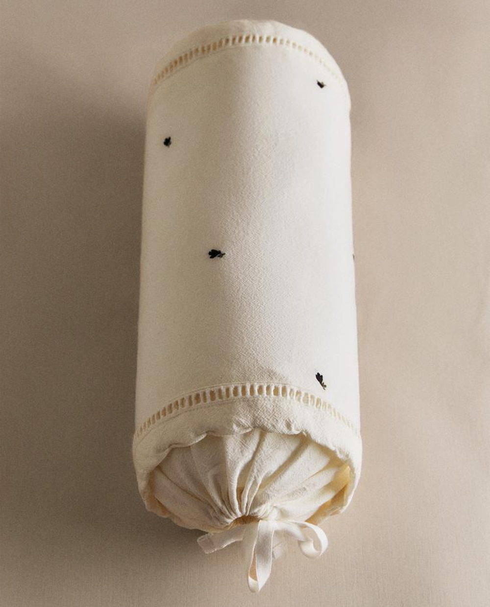 ZARA HOME ДЕТСКАЯ ПОДУШКА-ВАЛИК, ЖЕЛТОВАТО-БЕЛЫЙ