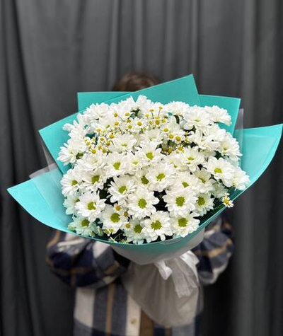 Букет из ромашковых хризантем с добавлением танацетума