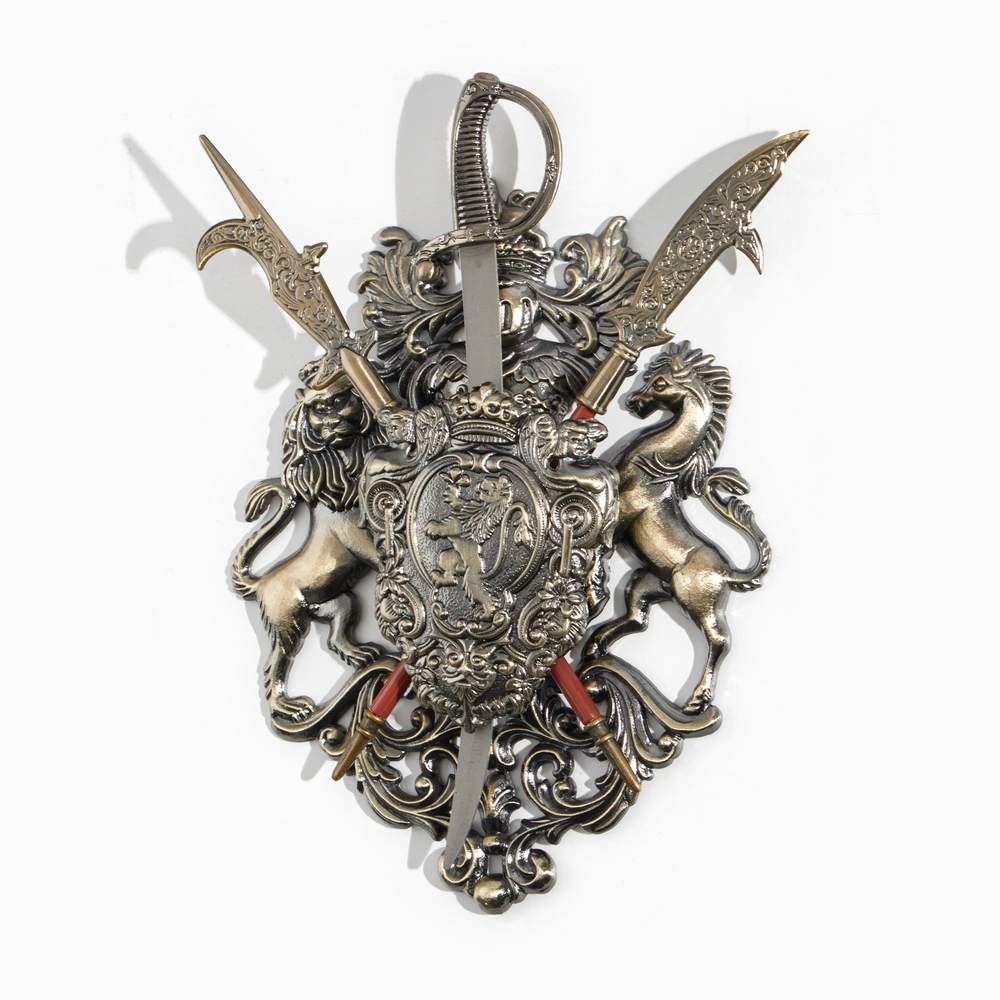 Панно декоративное «Геральдика. Лев на щите и две шпаги»