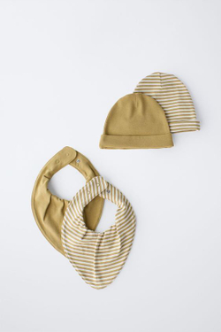 ZARA НАБОР ИЗ ДВУХ ШАПОК И ДВУХ НАГРУДНИКОВ, ГОРЧИЧНЫЙ