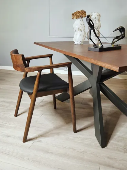 Стул The Round II, орех с черным сиденьем