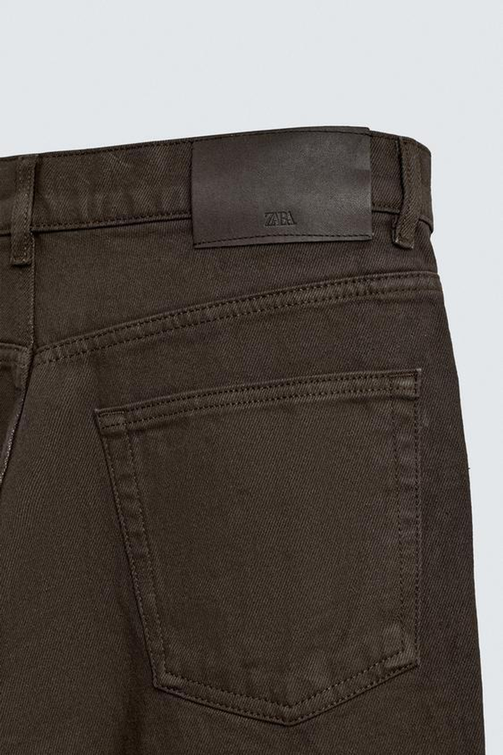 ZARA ДЖИНСЫ ПРЯМОГО КРОЯ С ВОЩЕНЫМ ПОКРЫТИЕМ, ШОКОЛАДНЫЙ