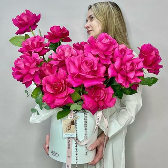 «Шанталь Мерье» Цветы в коробке из 25 французских роз Пинк Флойд