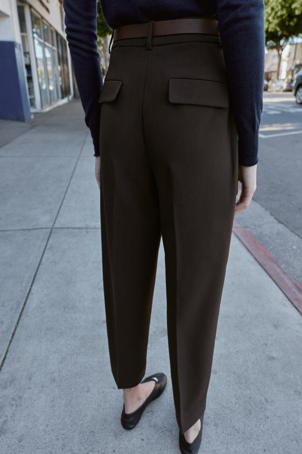 ZARA БРЮКИ С ЗАЩИПАМИ И РЕМНЕМ, ТЕМНО-КОРИЧНЕВЫЙ