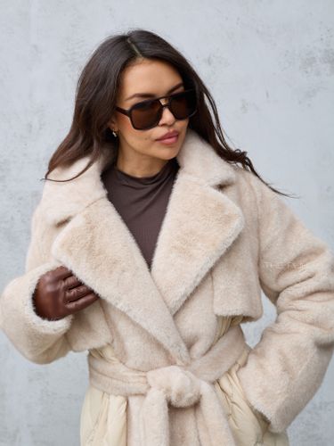 Бежевый комбинированный пуховик с капюшоном и поясом