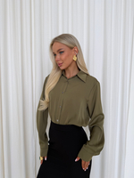 Блуза из атласа олива