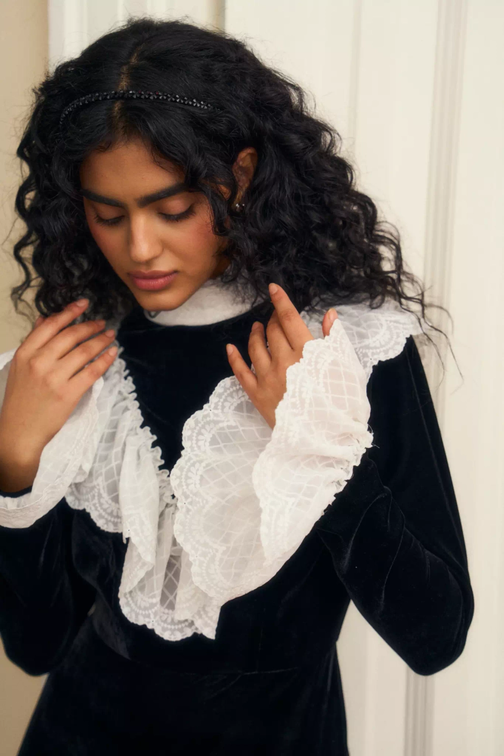 Платье макси из бархата с воротником-стойкой с кружевом