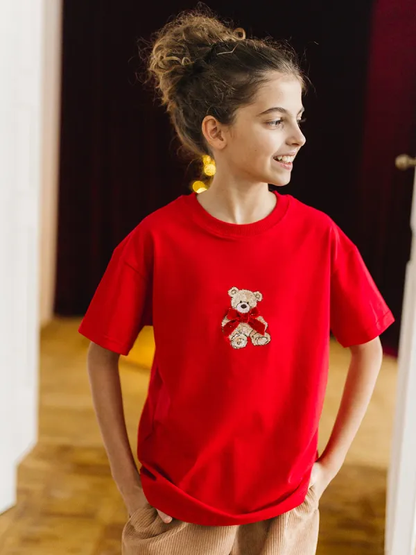 Футболка детская оптом красная артикул 6490 для девочки с вышивкой медвежонка на модели