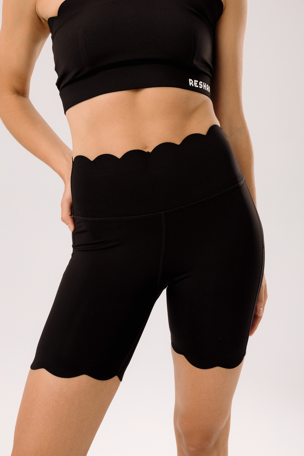 Велосипедки утягивающие с волнообразными краями