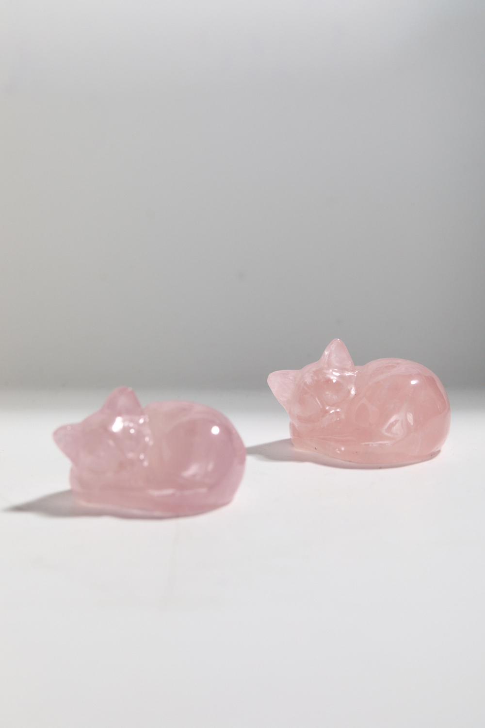 Фигурка спящего котенка из розового кварца