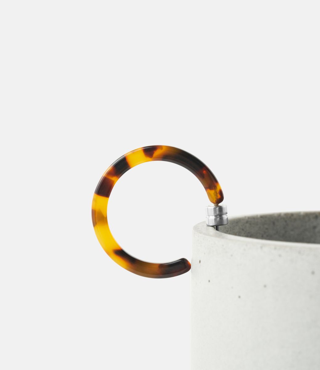 Machete Mini Hoops in Classic Tortoise — серьги из ацетата