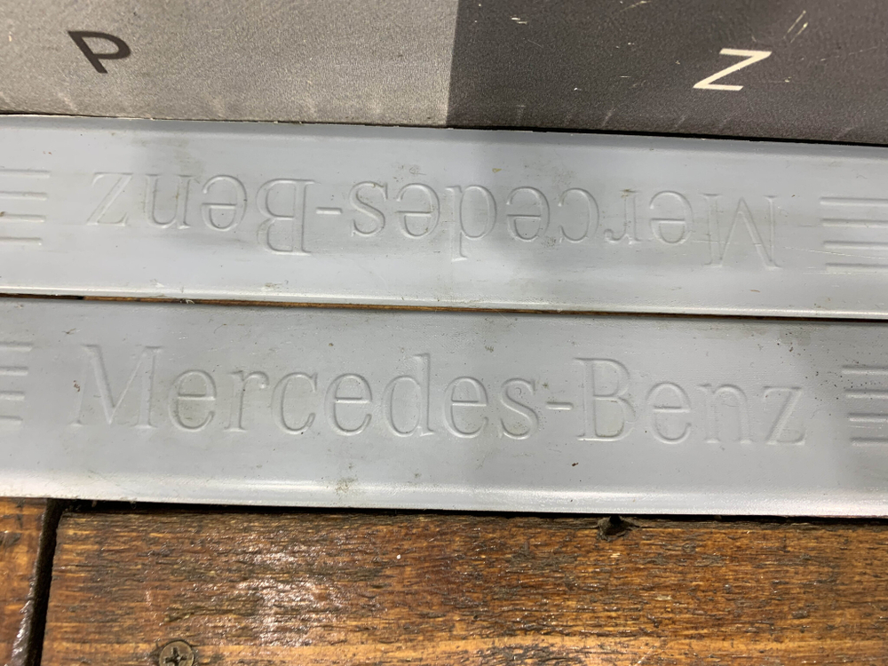 Накладки порога комплект Mercedes C (W205) 14-нв Б/У Оригинал A2056800035