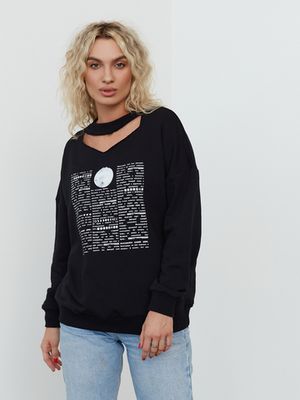 Свитшот "Мицар" с вырезом на груди и надписями в столбик, черный