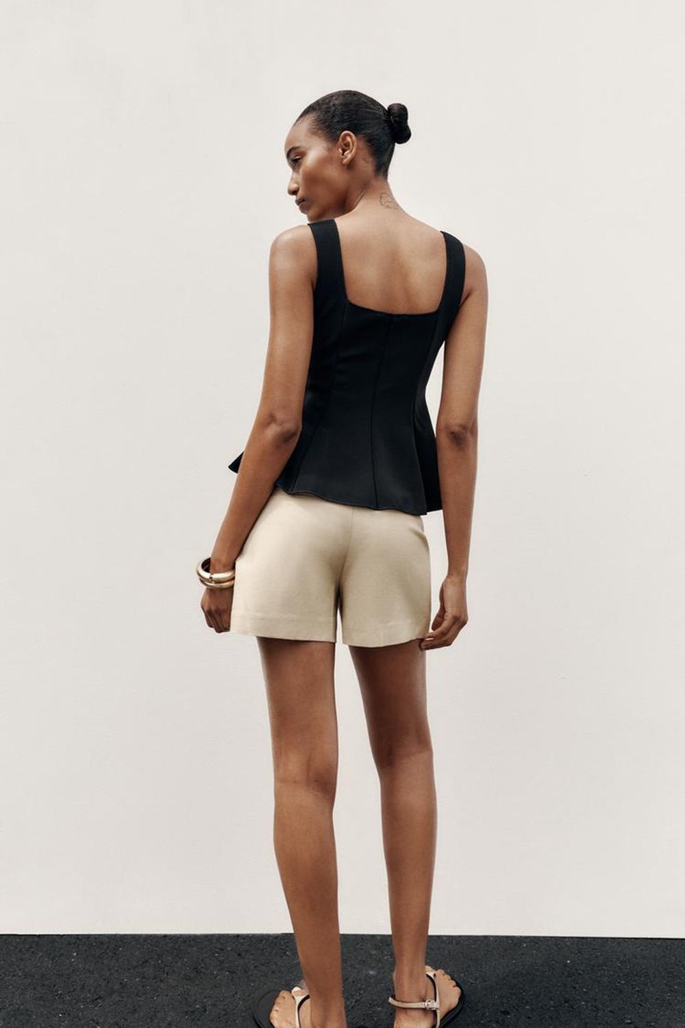 ZARA ЭЛАСТИЧНЫЙ ТОП-ЖИЛЕТ С БАСКОЙ, ЧЕРНЫЙ