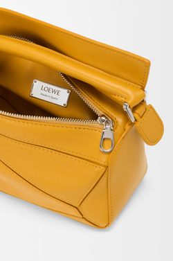 Loewe Сумка-мини Puzzle Featherlight из овечьей кожи наппа, горчичный
