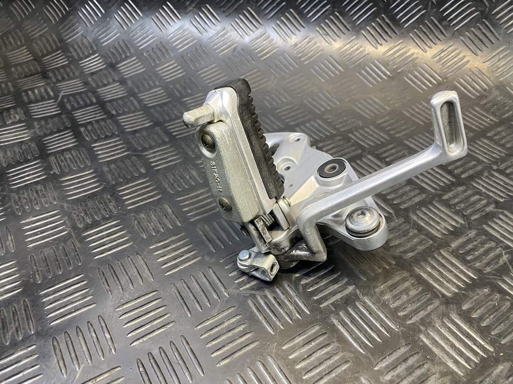 Подножка водительская правая Suzuki GSX1300R 99-07 053434