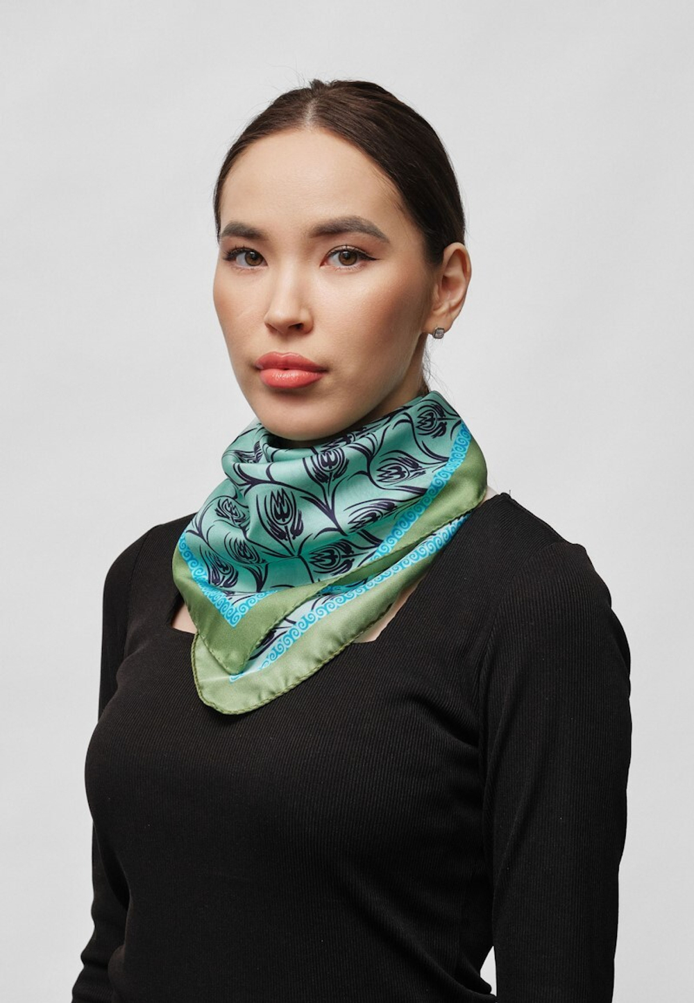 Шелковый платок Ласточка и тюльпан GREEN/BLUE 70×70