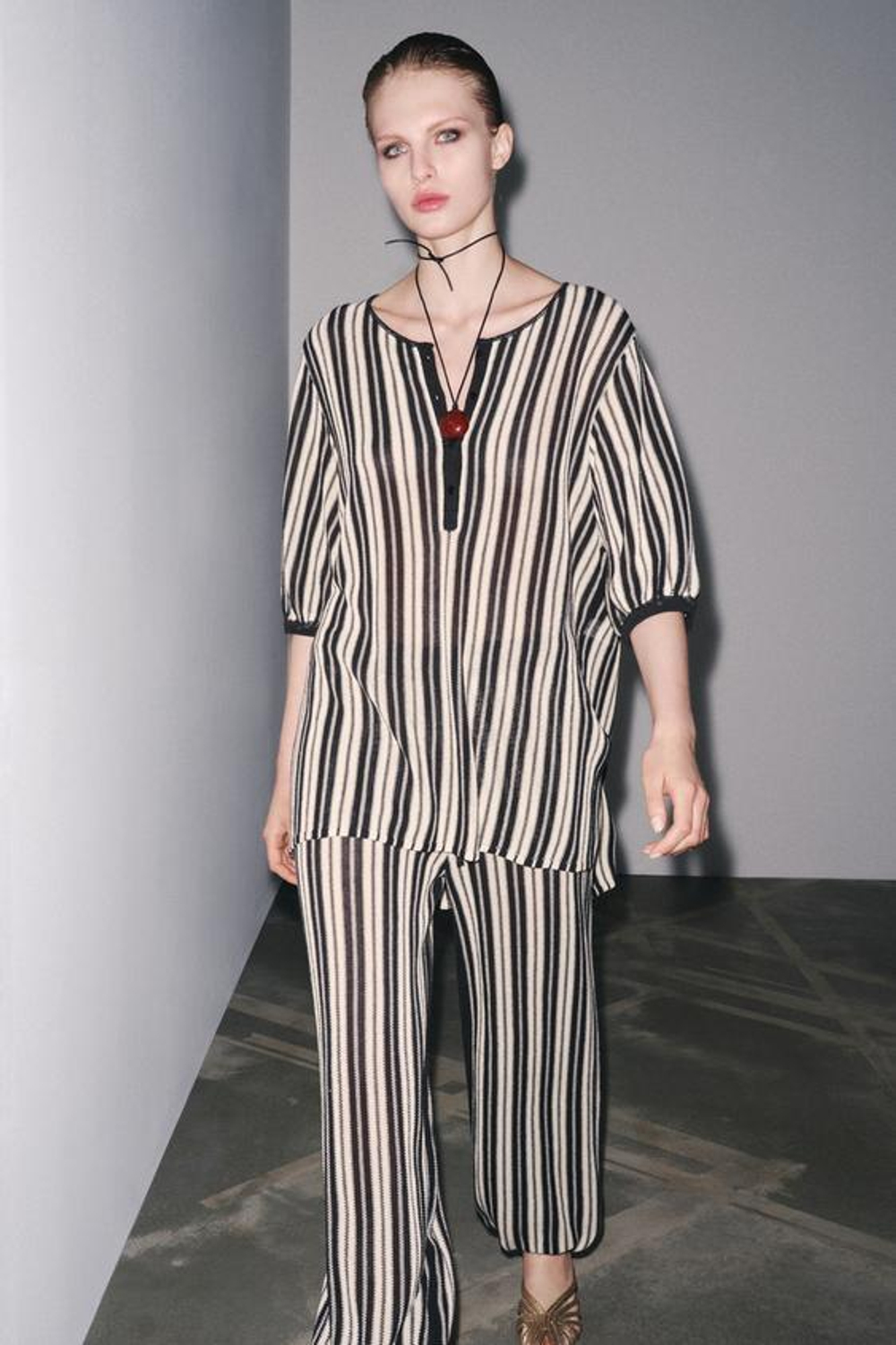 ZARA БРЮКИ В ПОЛОСКУ ИЗ ЛЬНЯНОЙ ТКАНИ С МАНЖЕТАМИ, ЭКРЮ / ЧЕРНЫЙ