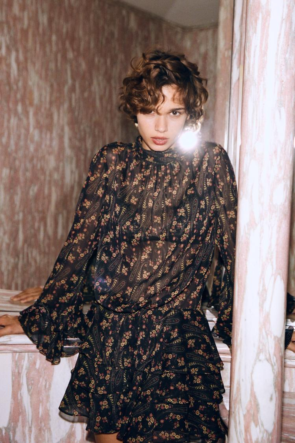 ZARA ПЛАТЬЕ ИЗ БАМБУКА С ЦВЕТОЧНЫМ ПРИНТОМ, ЧЕРНЫЙ/ЗОЛОТОЙ