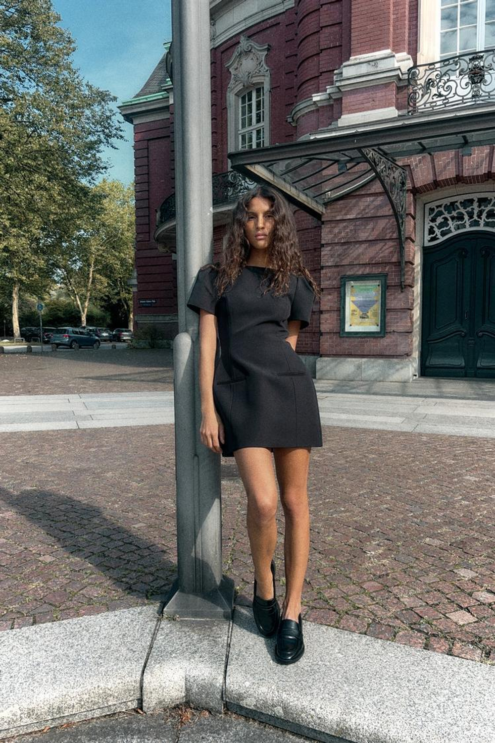 ZARA КОРОТКОЕ ПЛАТЬЕ СО СКЛАДКАМИ И КАРМАНАМИ, ЧЕРНЫЙ