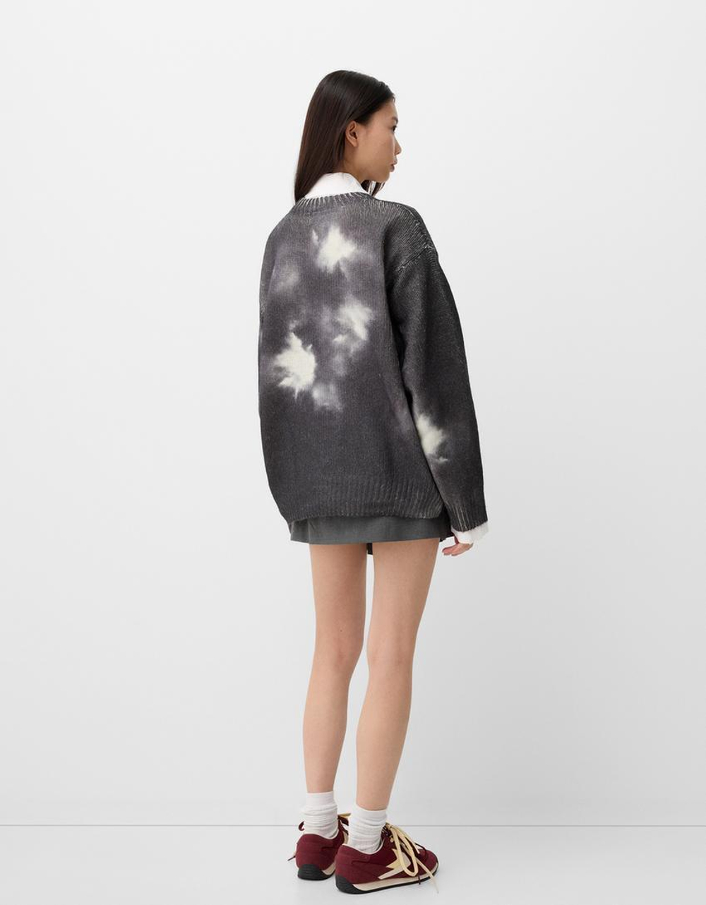 BERSHKA СВИТЕР С ПРИНТОМ "СУМЕРКИ", СЕРЫЙ