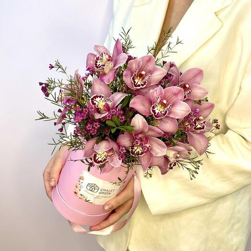 Фиолетовые орхидеи Цимбидиум и хамелациум в шляпной коробке. Цветы в коробке 004 Chalet Green