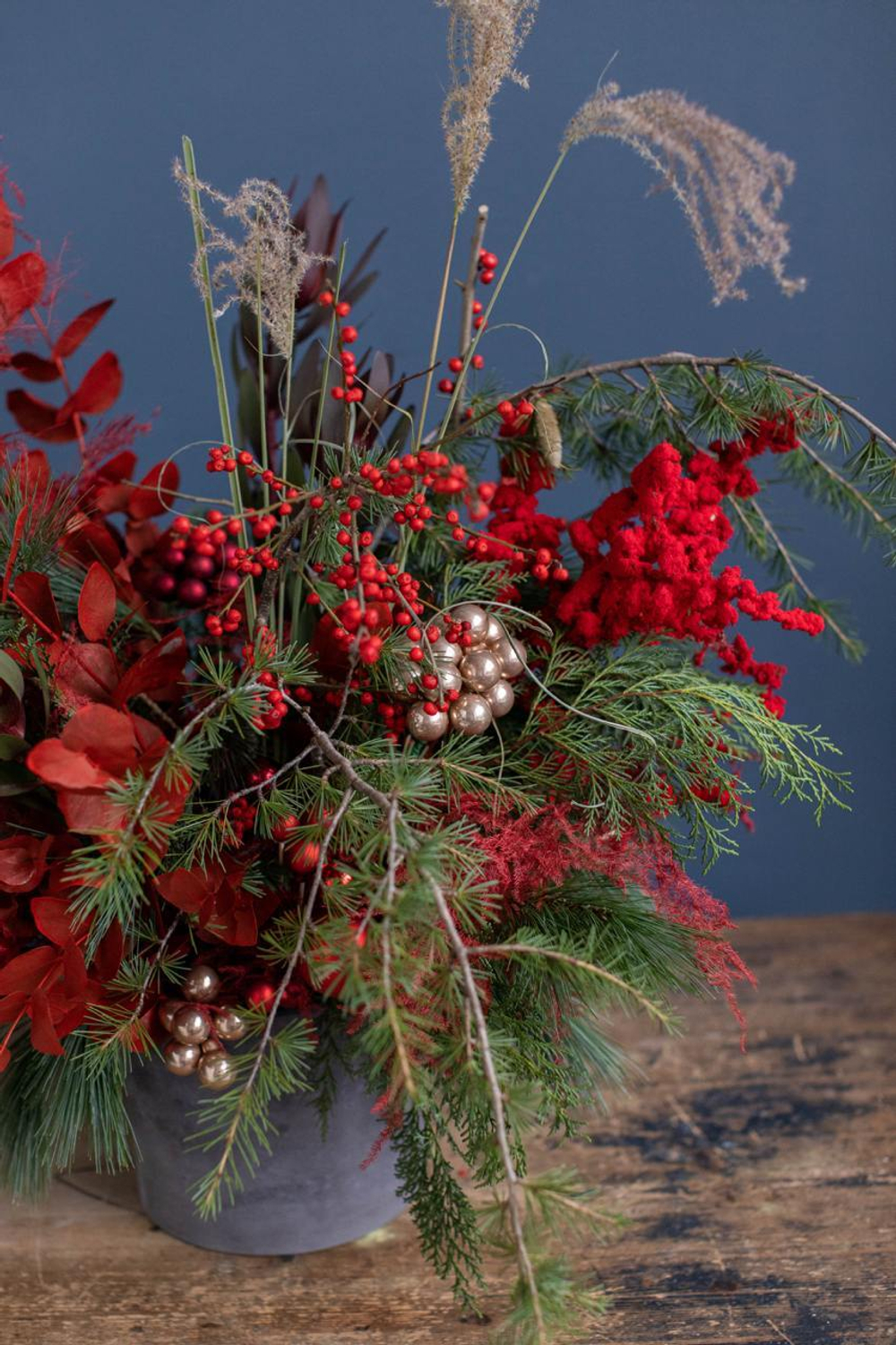 Композиция в бетонном кашпо красная