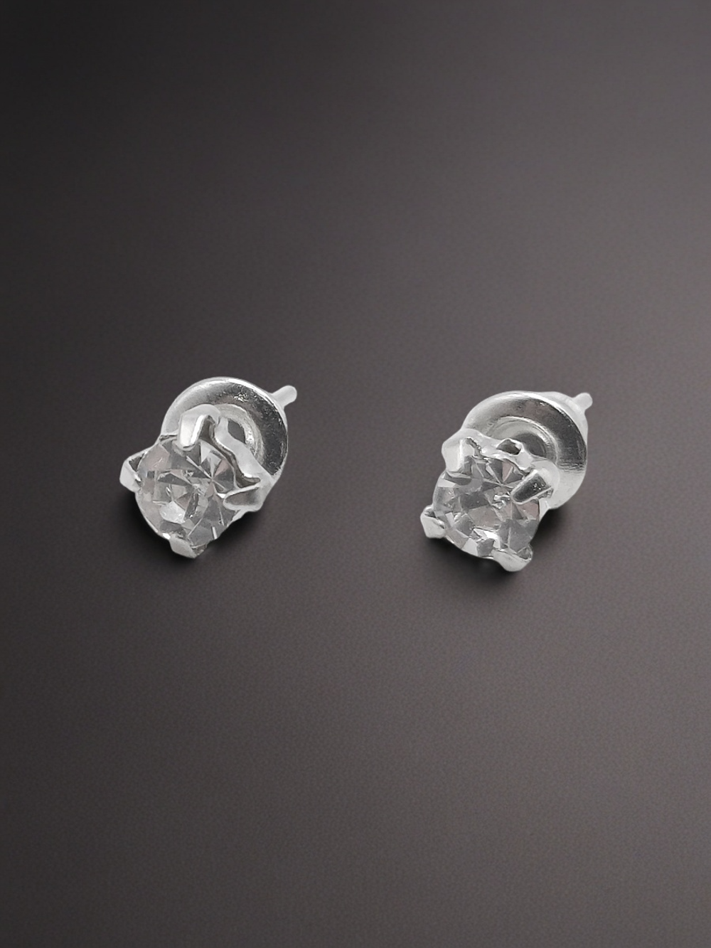 Серьги-гвоздики с прозрачным кристаллом 4 мм. Бижутерия