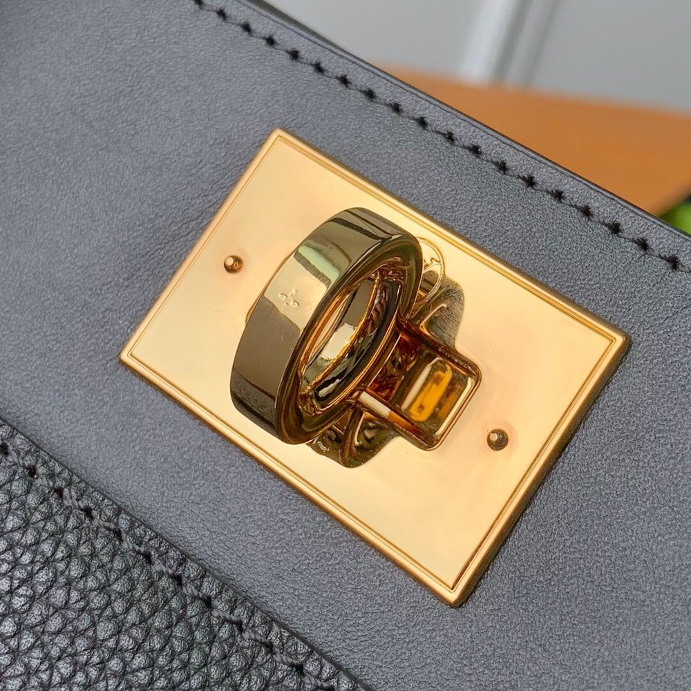 Louis Vuitton On My Side MM