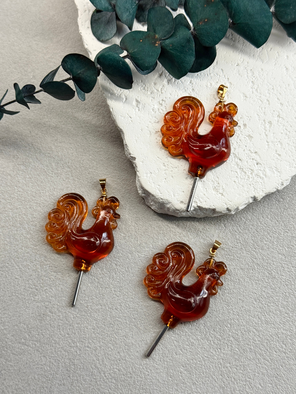 Подвеска "Петушок на палочке" ручной работы, карамель, 30*35 мм