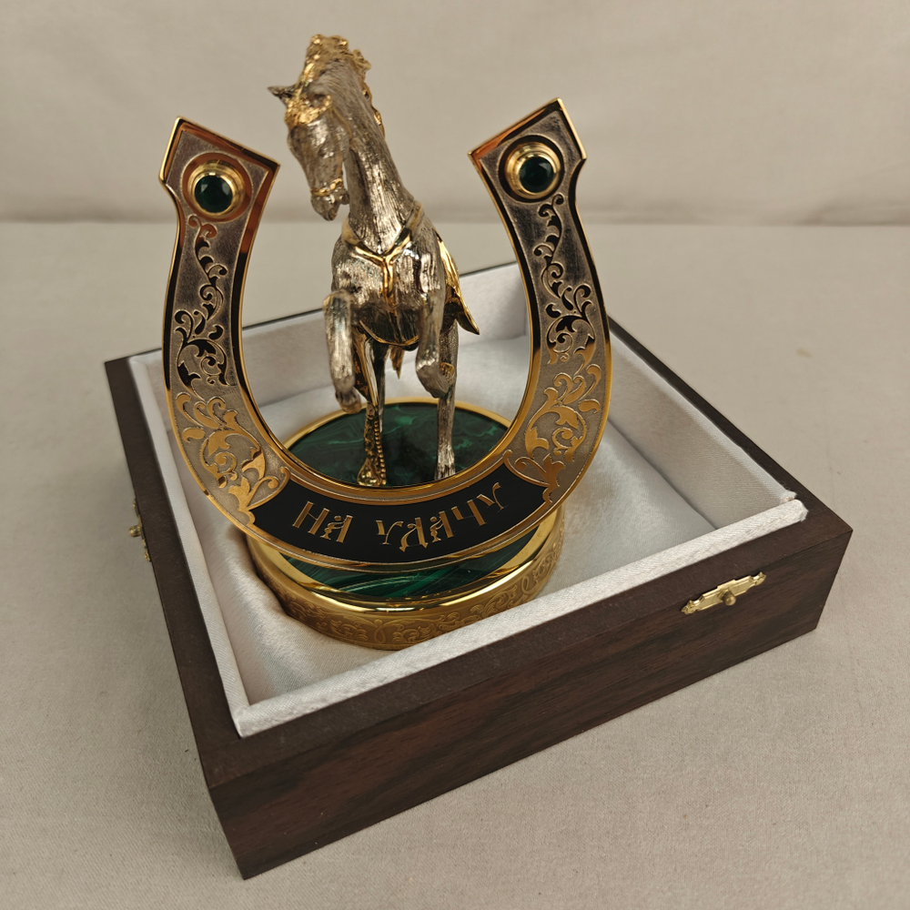 Сувенирный конь с подковой "На удачу" (Златоуст) с малахитом