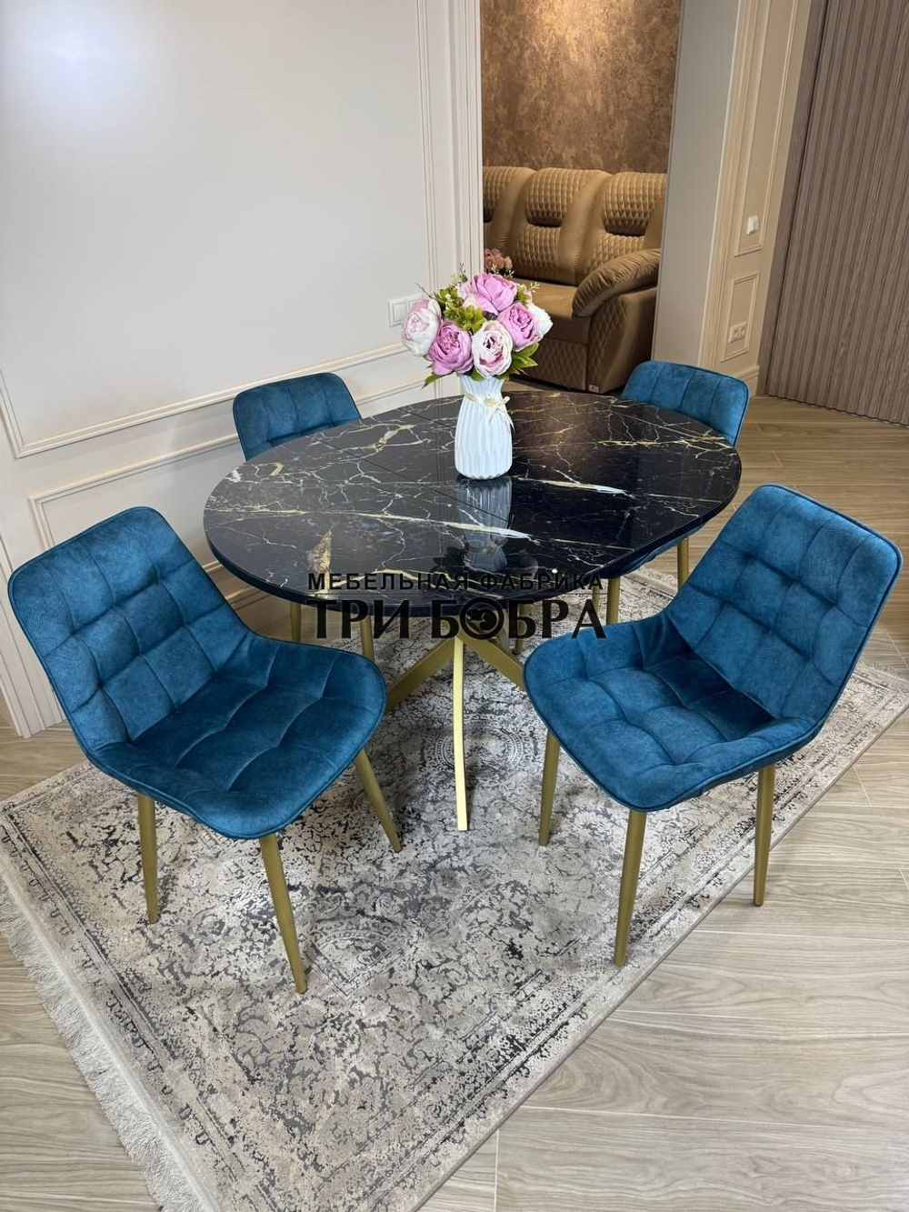 Круглый раздвижной стол "Черный мрамор", и стулья "Бостон" синий