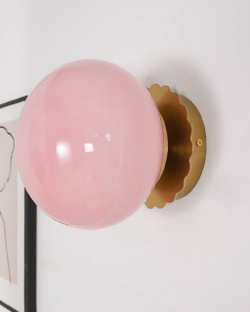 Настенные бра с розовыми шарообразными плафонами и золотым основанием
