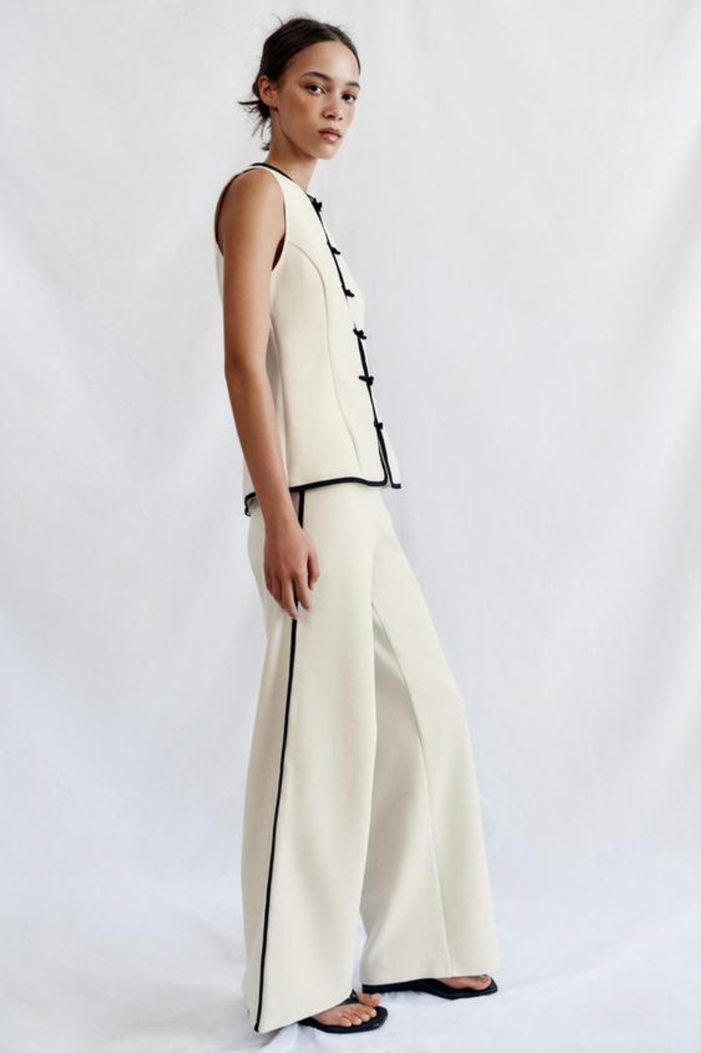 ZARA ШИРОКИЕ БРЮКИ С КАНТОМ, ЦВЕТ СЛОНОВОЙ КОСТИ