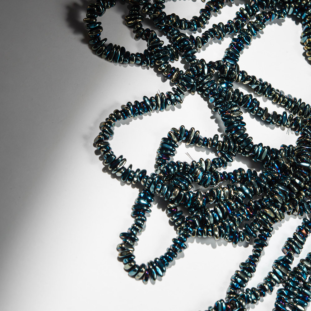 Гематин (гематит), оттенок "Сине-золотой", тонкий фриформ 6-8*2,5мм