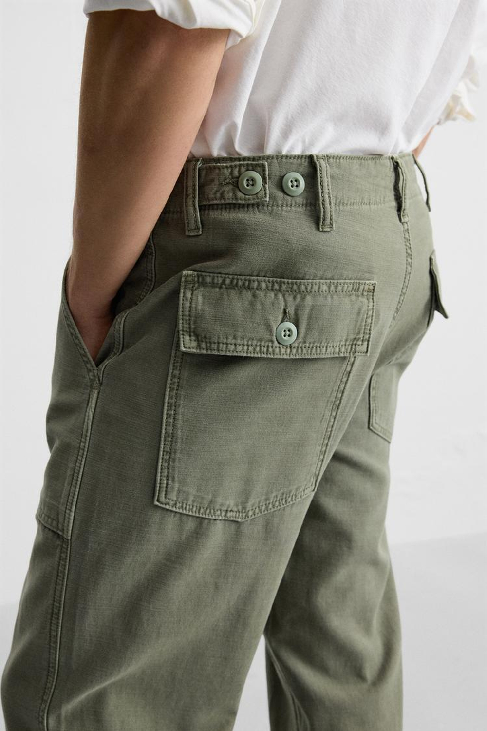 ZARA БРЮКИ REGULAR FIT ИЗ ТКАНИ С ЭФФЕКТОМ ПОТЕРТОСТИ, ТЕМНЫЙ ХАКИ