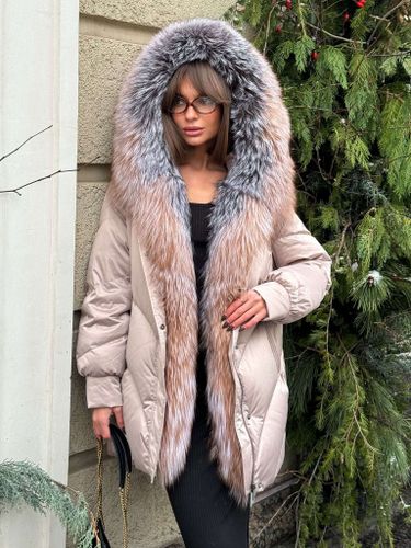 Бежевый дутый пуховик с объемным капюшоном и мехом лисы