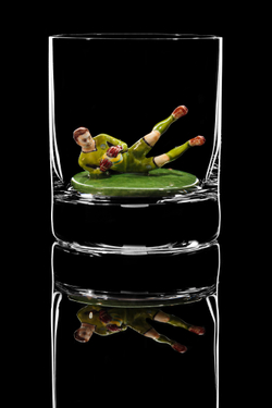 Подарочный набор из двух бокалов для виски в ореховой упаковке. «Футболисты. Два игрока».