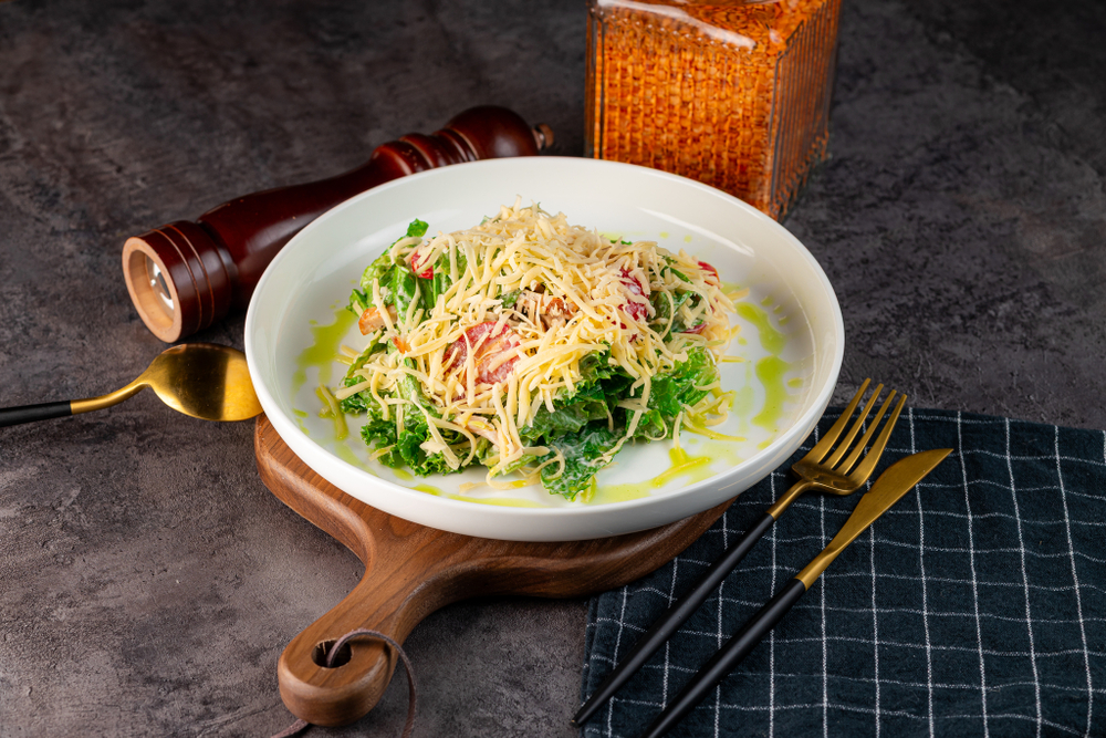 Салат из свежей зелени с копчёной курицей, помидорами черри и сыром