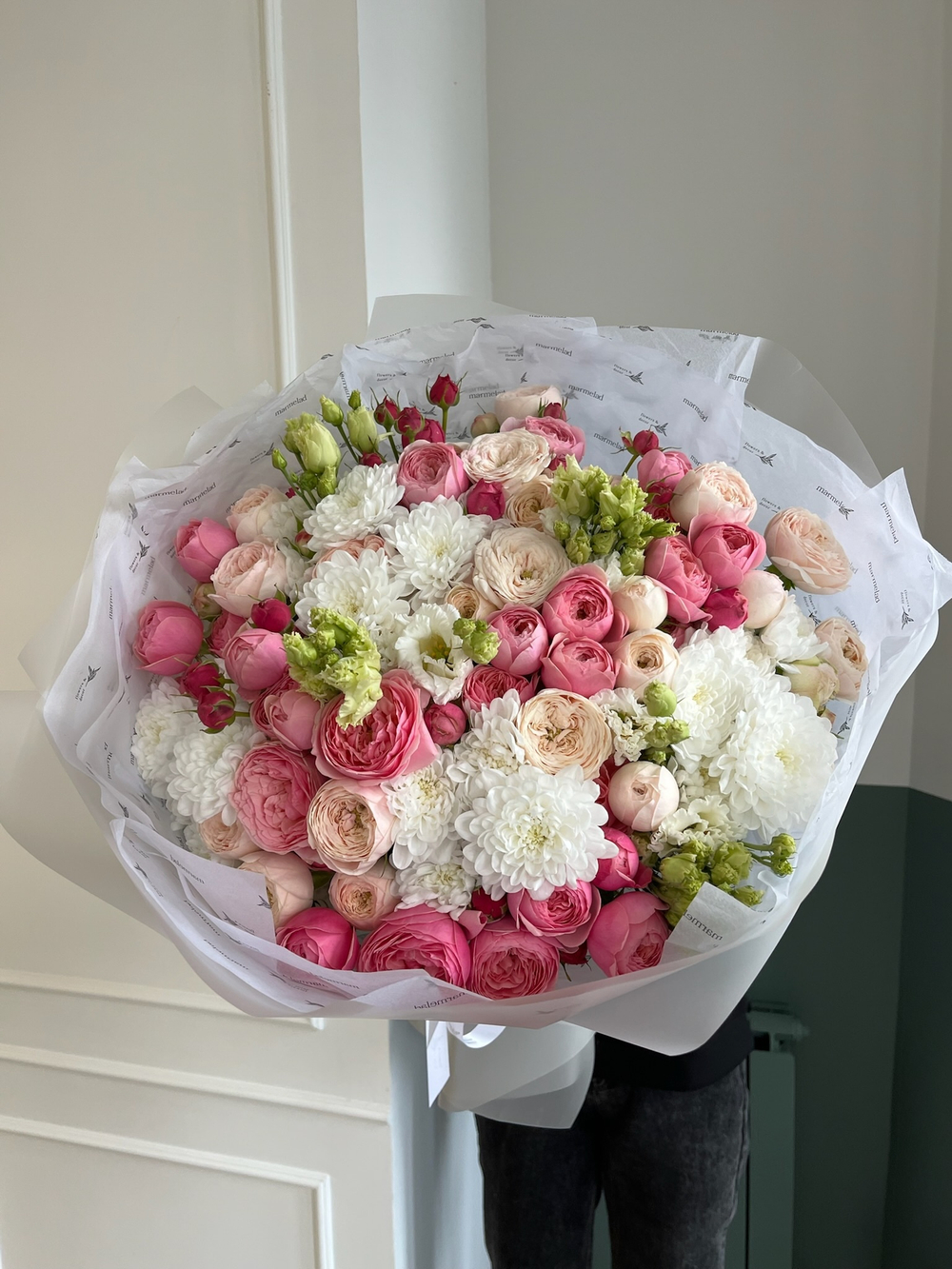 Гранд букет из кустовой пионовидной розы, хризантемы и лизиантуса