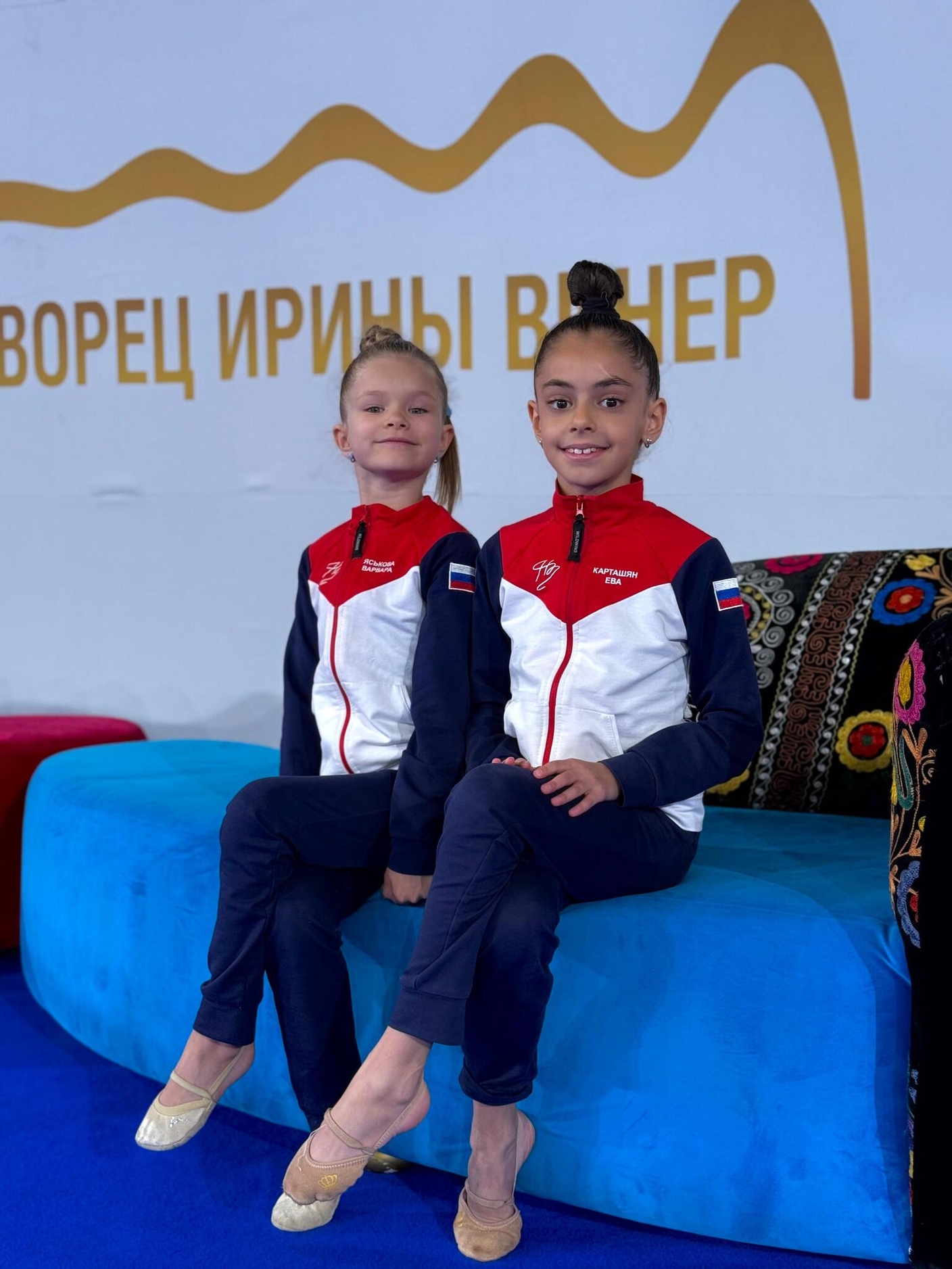 Юные чемпионки в костюме Москва
