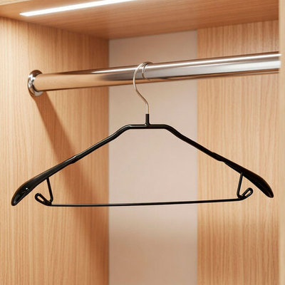 Вешалка металлическая с ПВХ покрытием, с широкими плечами, перекладиной и крючками, цвет черный