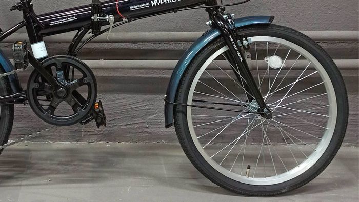переднее колесо и педаль складного велосипеда