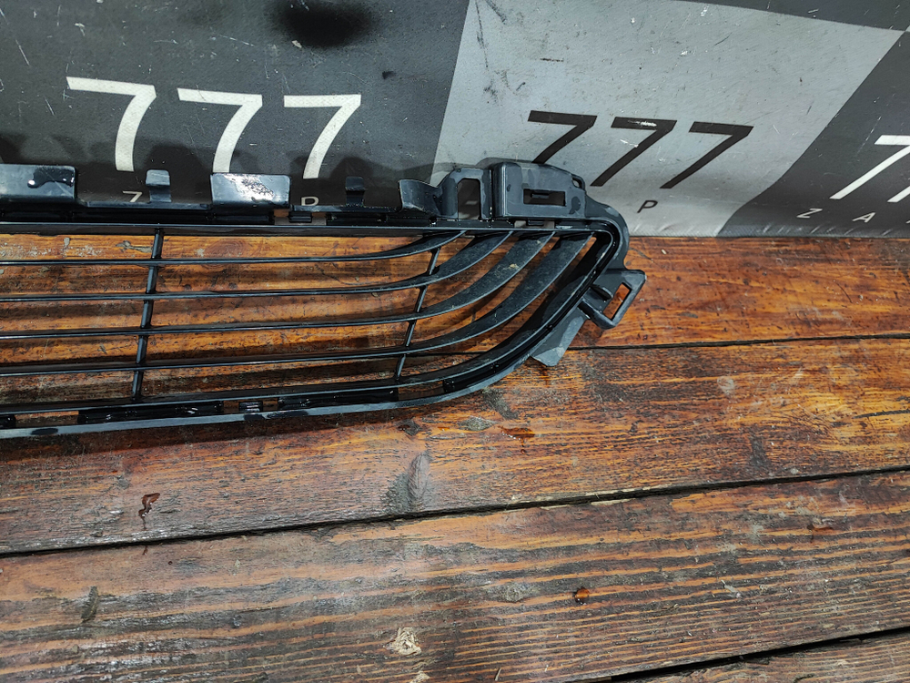 Решетка переднего бампера Mercedes C (W205) 14-18 Б/У Оригинал A2058852023