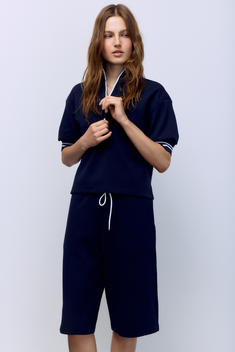 Поло на молнии с контрастными подвязами