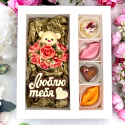Шоколадный набор: "Люблю тебя. Мишка с розами": шоколадка-надпись и 4 конфеты ручной работы