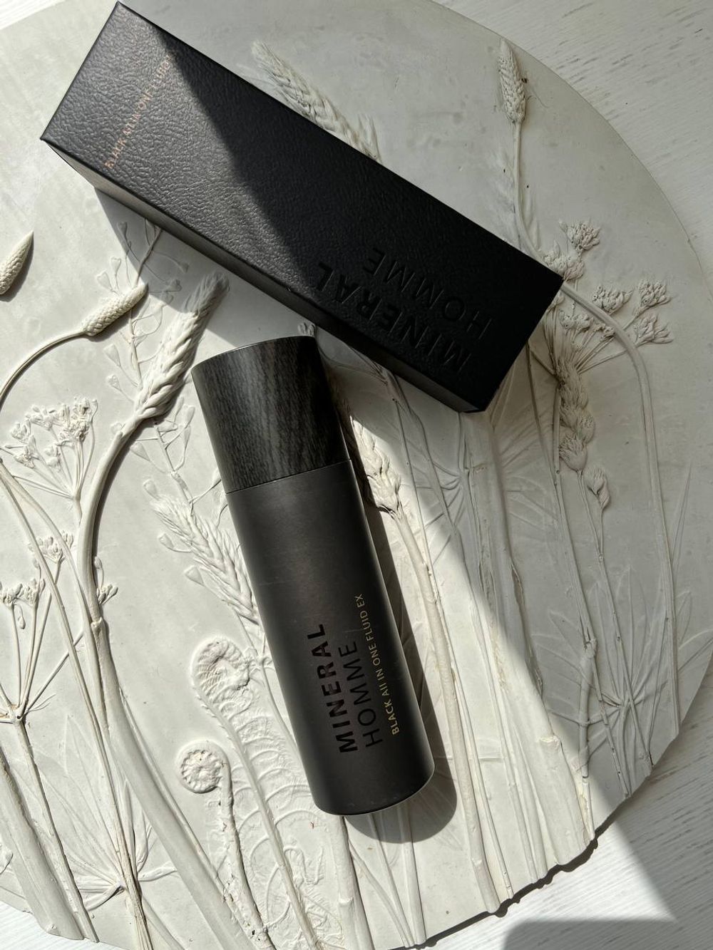 THE SAEM Парфюмированный минеральный флюид для мужчин Всё-в-одном Mineral Homme Black All In One Fluid EX 100 ml (срок годности до 29.04.2024)