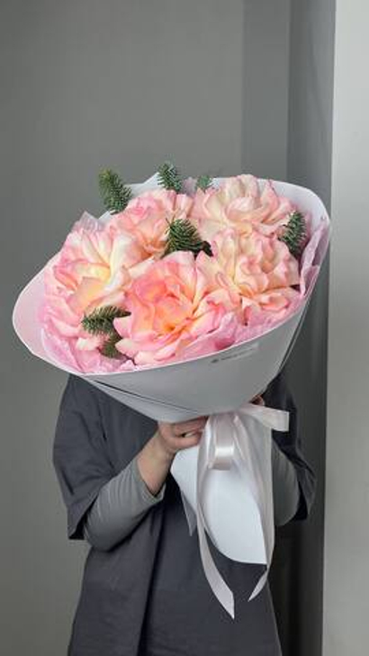 Букет из крупных ажурных роз